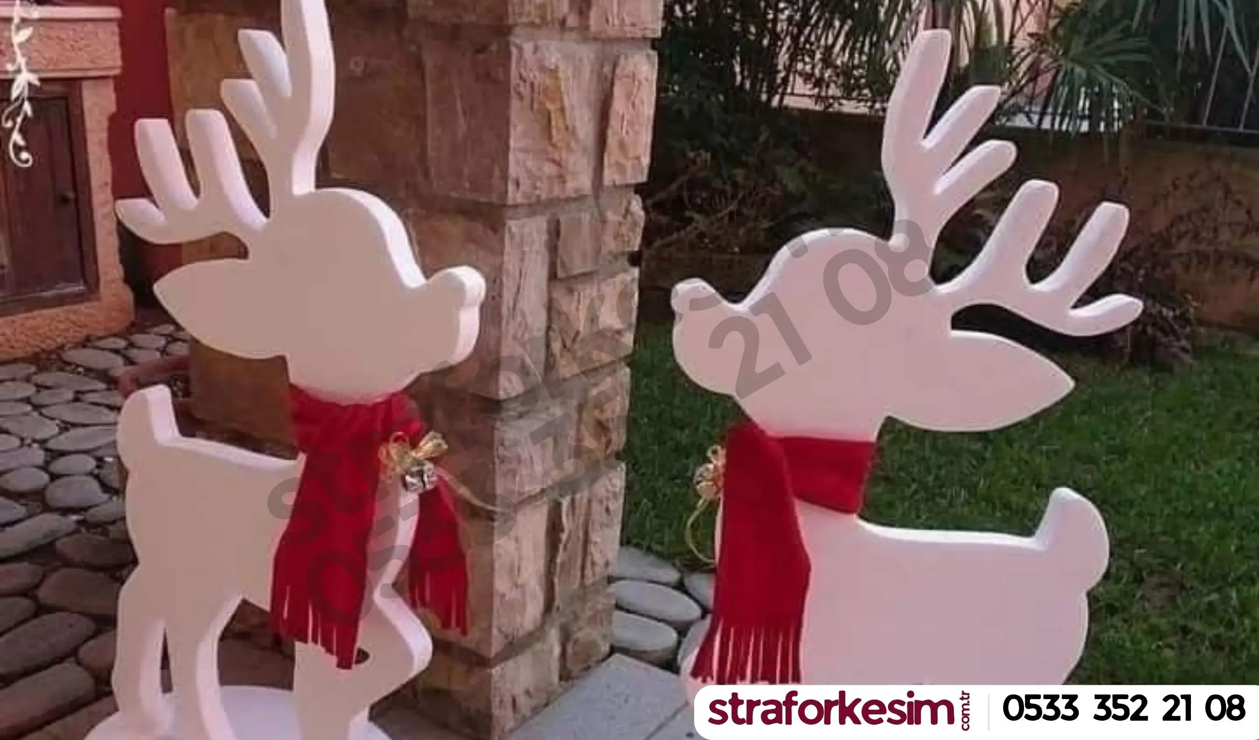 küçük ren geyiği yeni yıl için köpük dekor